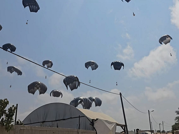 UAE carries out 67th airdrop of aid over Gaza Strip under 'Birds of Goodness' operation (Photo/WAM)