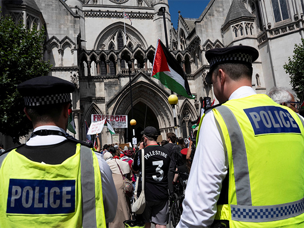 Police stands guard as pro-Palestine supporters protest outside London's High Court in July (Photo/Reuters)