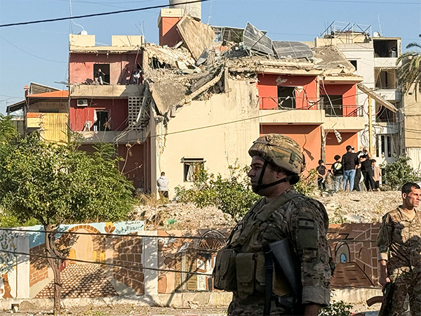 Lebanese army soldiers and civilians stand near the site of an Israeli strike in Sidon amid ongoing hostilities between Hezbollah and Israeli forces, Lebanon, October 27, 2024. (File Photo/Reuters)