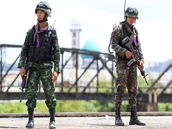 Soldiers hold their weapons at a checkpoint in Yala, a troubled southern province (File Photo/Reuters)