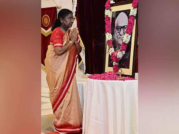 President Droupadi Murmu pays floral tributes to VV Giri on his birth anniversary. (Photo/PIB)