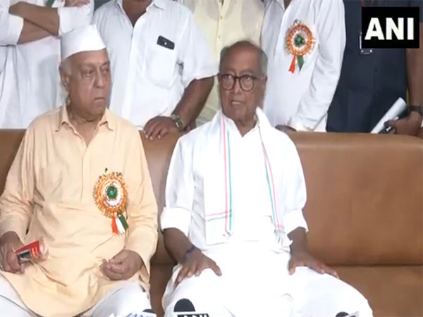 Senior Congress leader Digvijaya Singh (right) (Photo/ANI)