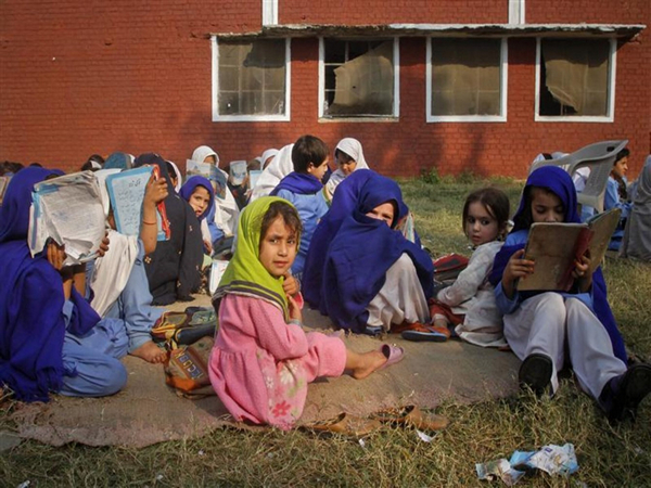 Children attend class outdoors in Pakistan (Photo/Reuters)