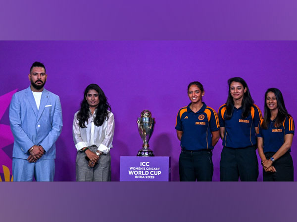 Yuvraj Singh (left). (Photo: ICC) 