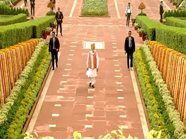 Prime Minister Narendra Modi reaches Rajghat. (Photo/Youtube:NarendraModi)