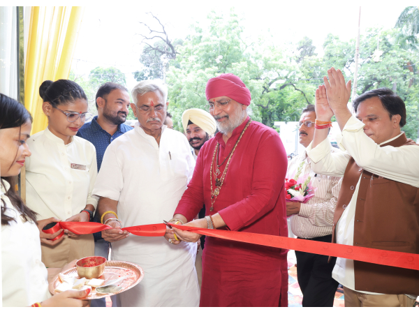 Mr. Manish Grover and Religious Guru Maharaj Kapil Puri inaugurates GemLab store with a ceremonial ribbon-cutting, officially opening the doors to a premium collection of natural gemstones.