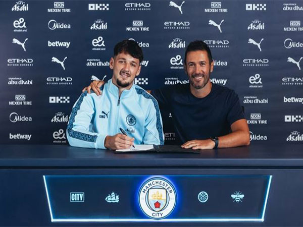 James Trafford (L) (Photo: Manchester City)