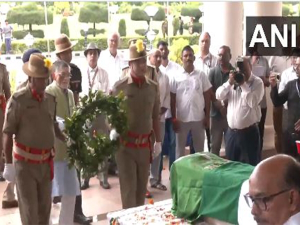 Jharkhand Governor Santosh Gangwar pays tribute to Education Minister Ramdas Soren (Photo/ANI)