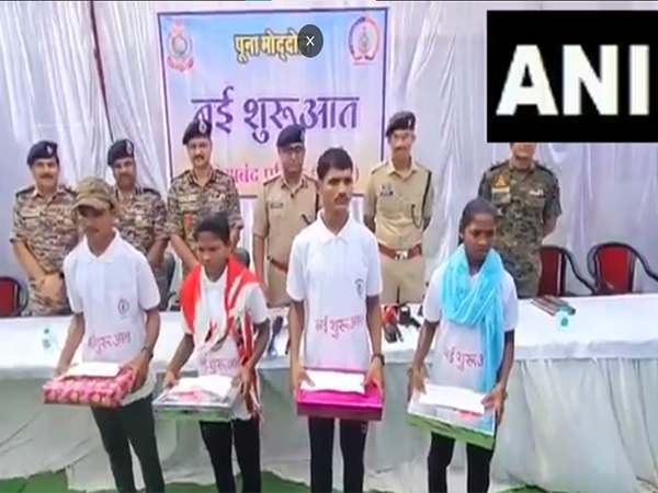 Four naxals felicitated after surrendering to police (Photo/ANI)