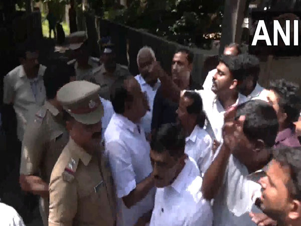 DYFI protests outside Kerala LoP VD Satheesan (Photo/ANI)