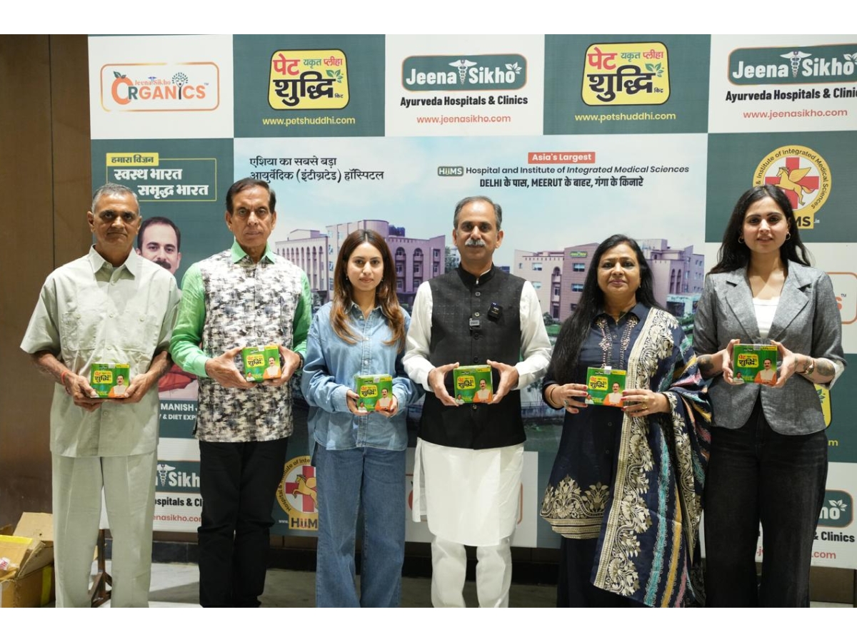 From left to right - Recovered Patient of blood cancer - SP Chabra, Shreya Grower, Acharya Manish Grower, Recovered Patient of Breast Cancer and Dr Neha Sharma