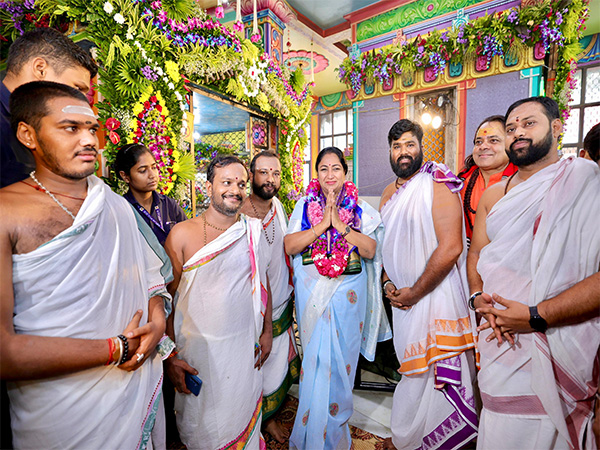 Delhi CM offered prayers at Connaught Place's Shri Ganesh Temple on Ganesh Chaturthi (Photo X/@gupta_rekha)