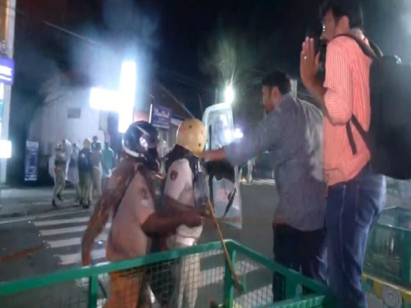 Kerala police lathi charge the workers of the Kerala Youth Congress (Photo/ANI)