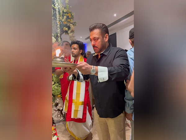 Salman Khan performing Lord Ganesha aarti (photo: Instagram/@ beingsalmankhan)