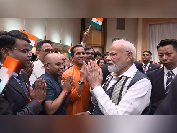 PM Modi with Indian diaspora in Tokyo (Photo/DD)