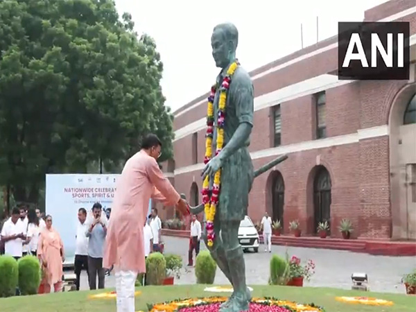 Mansukh Mandaviya pays floral tribute to Major Dhyan Chand on ocassion of National Sports Day (Photo: ANI)