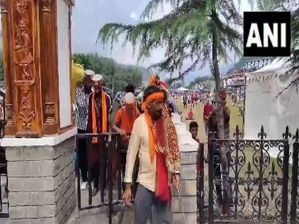 Devotees returning from Chamba after Manimahesh Yatra was suspended (Photo/ANI)