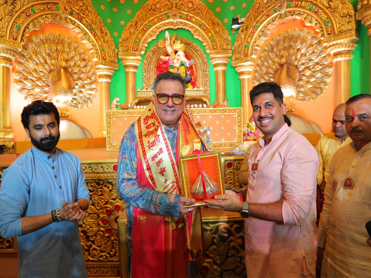 Bollywood actor Boman Irani visits Pune's Shrimant Bhausaheb Rangari Ganpati Mandal (Photo/Bhausaheb Rangari Mandal Trust)