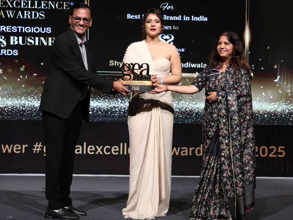 Mr. and Mrs. Sunder Bhalotia accept India's Best Silver Brand award for Shyam Sundar Chandiwala LLP from Mrs. Kajol Devgan at GEA 2025