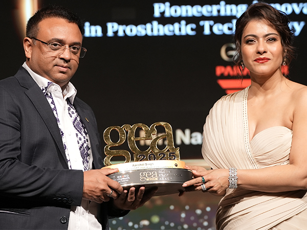 On stage at the Global Excellence Awards 2025, Nagender Parashar, Founder & Chief Designer of Parashar Future Technologies LLP, is honored by Kajol Devgan