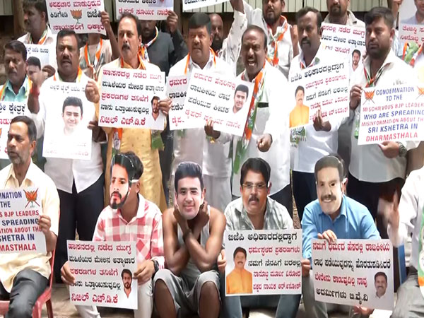 Congress workers hold protest against BJP, JDS in Bengaluru (Photo/ANI)