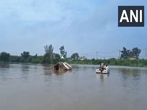 Operation to rescue stranded farmers underway in Burari (Photo/ANI)