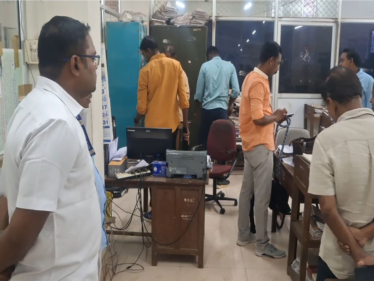 Bomb disposal squad conducts search at Trichy Collector's Office (Photo/ANI)