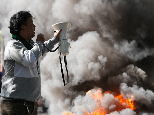 A UNISBA student addresses a protest against the university rectorate's claim that police did not use tear gas on campus during demonstrations over government spending and lawmakers' perks in Bandung, West Java, Indonesia (Photo/Reuters)