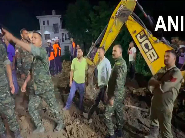 Indian Army, NDRF, SDRF continue search operation (Photo/ANI)