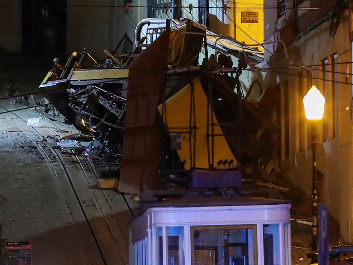 The wreckage of the Lisbon's Gloria funicular railway car that derailed and crashed (Photo/Reuters)