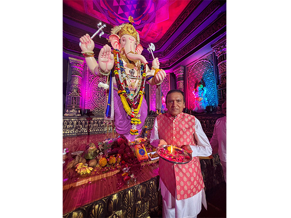 Dr. Dinesh Shahra Visits Mumbai's Ganesh Pandals, Prays for Collective Well-being and Cultural Unity