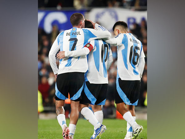 Messi surrounded by De Paul and Almada (Photo: @AFASeleccionEN/X)