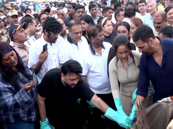 Akshay Kumar and Amruta Fadnavis cleaning beach (Photo: ANI)