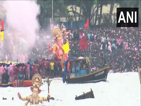 Huge number of devotees take part in the immersion of Lord Ganesh idols at Mumbai's Girgaon Chowpatty (Photo/ANI)