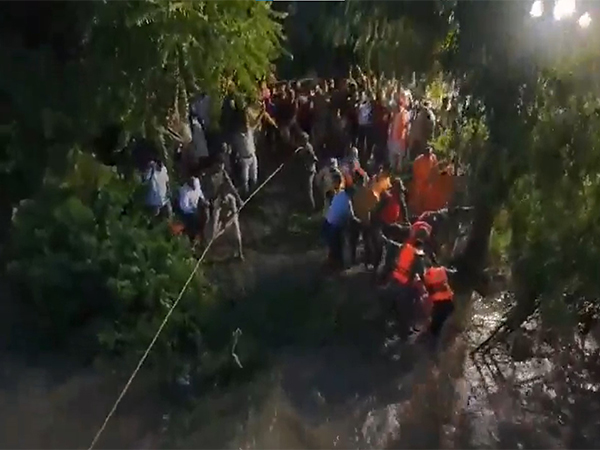Indian army evacuates man stuck in river. (Photo/IndianArmy)