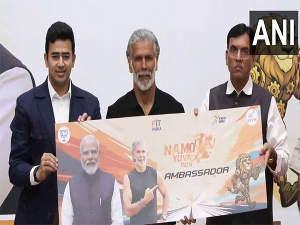 Milind Soman with BJP MP Tejasvi Surya, Union Minister Mansukh Mandaviya (Photo: ANI)