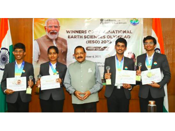 Union Minister Dr Jitendra Singh felicitates Indian team for wining "International Earth Sciences Olympiad" held in China (Photo/PIB)