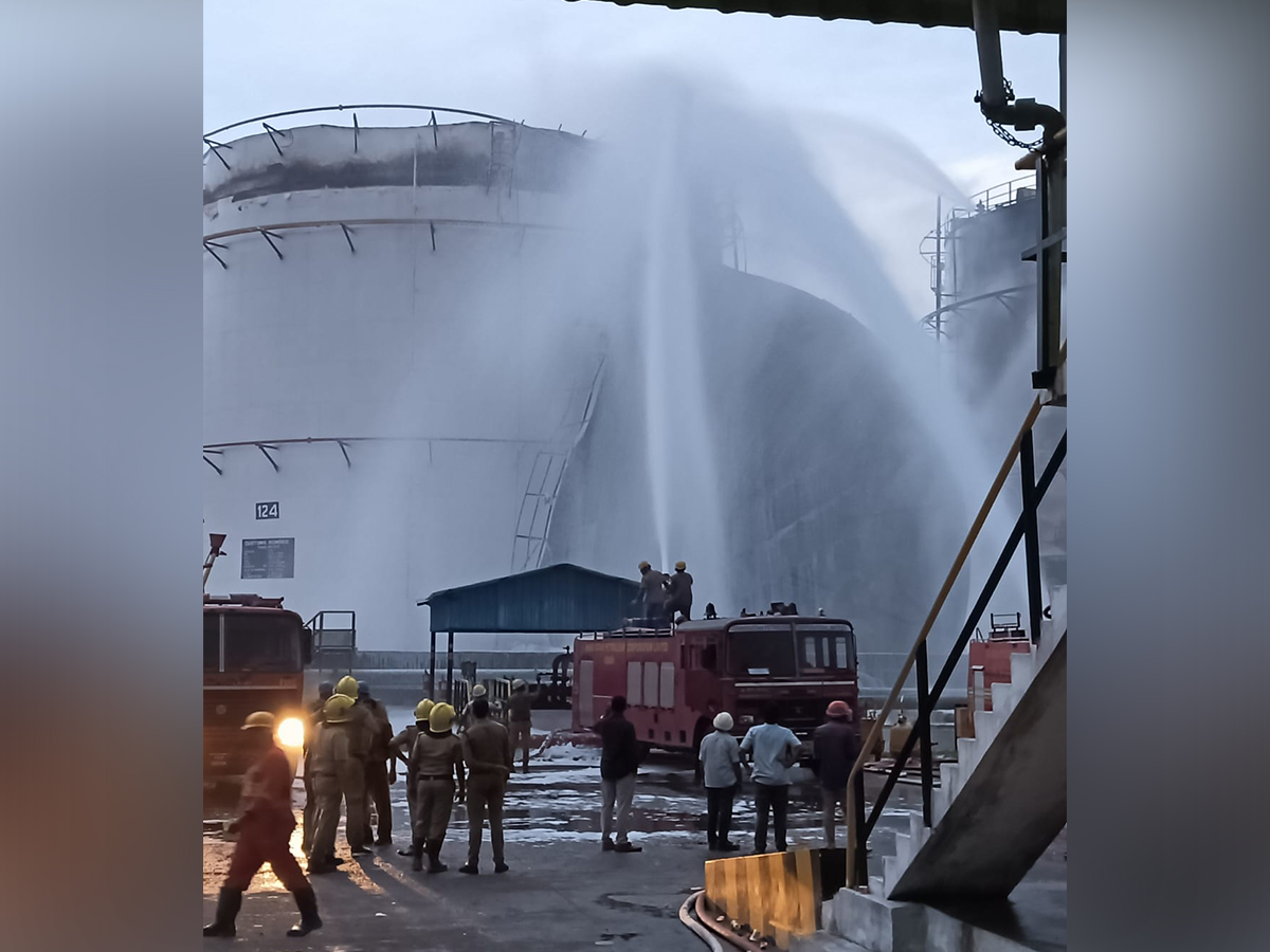Indian Navy deployed firefighting units (Photo: ANI/Indian Navy)