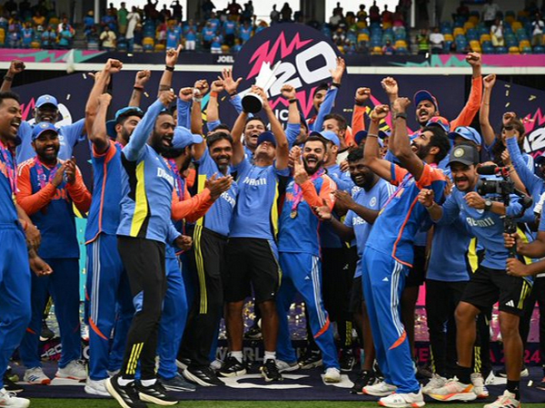 Team India celebrating with the title (Photo: @BCCI X)