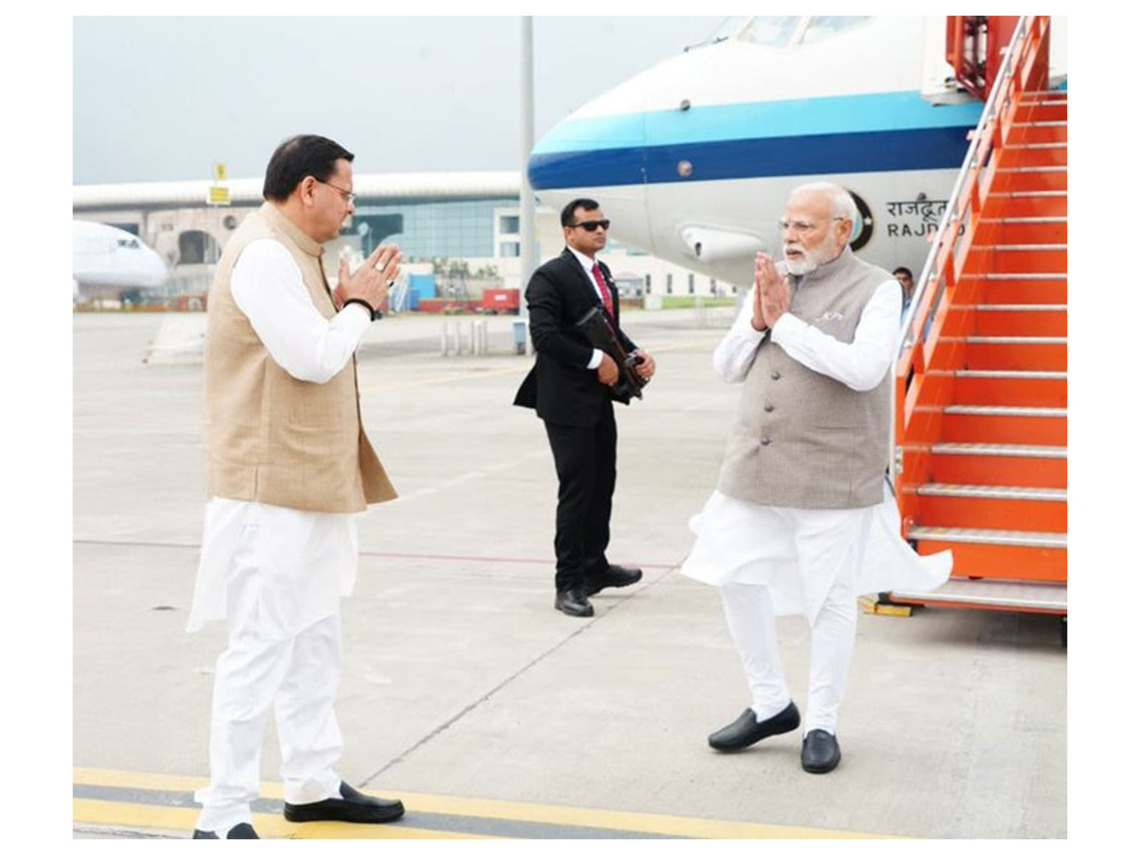 PM Modi was welcomed by the Uttarakhand Chief Minister Pushkar Singh Dhami (Photo/Uttarakhand CMO)
