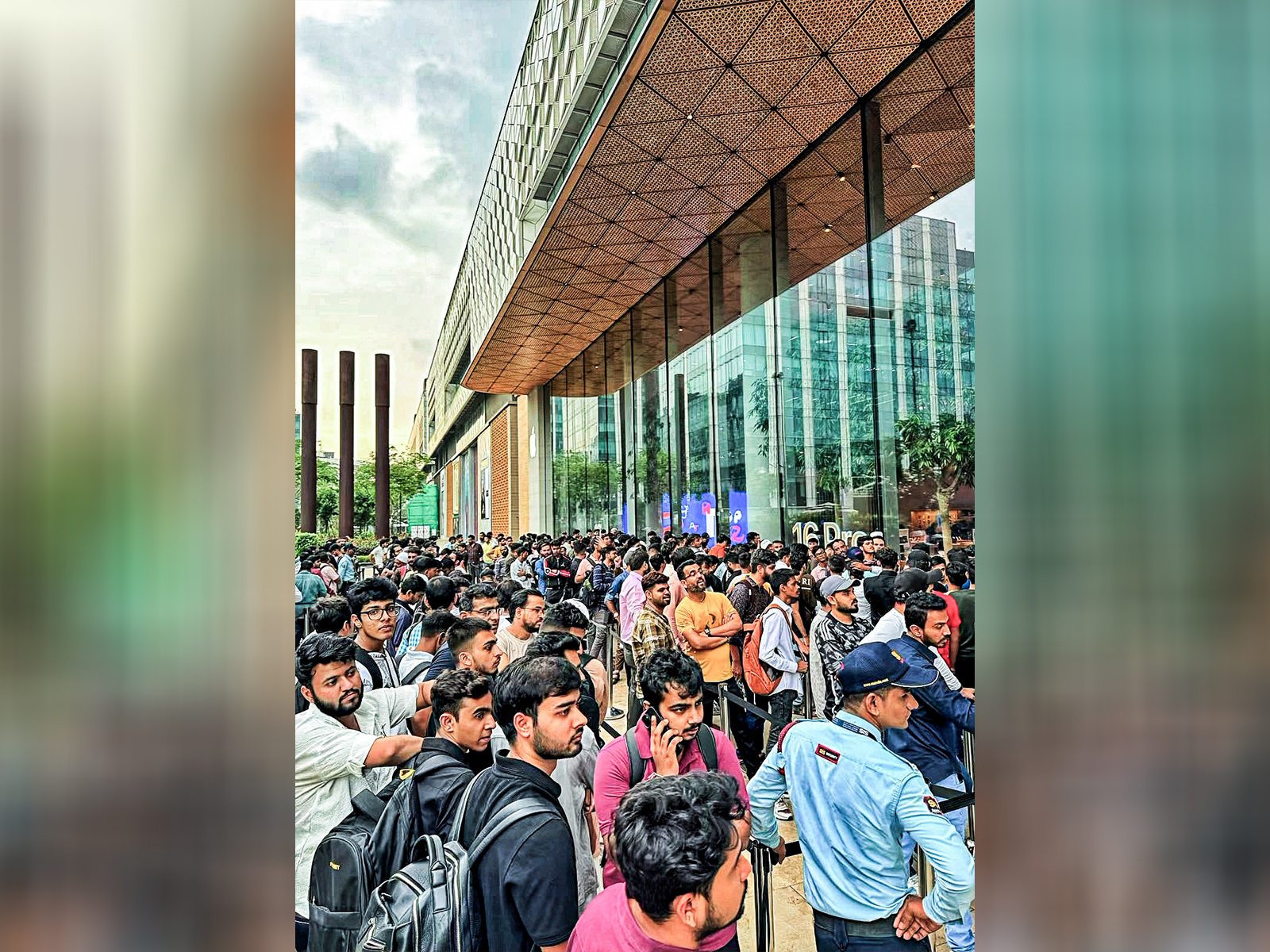 Representative image of long queues seen outside an electronics store (Photo/ANI Portal)