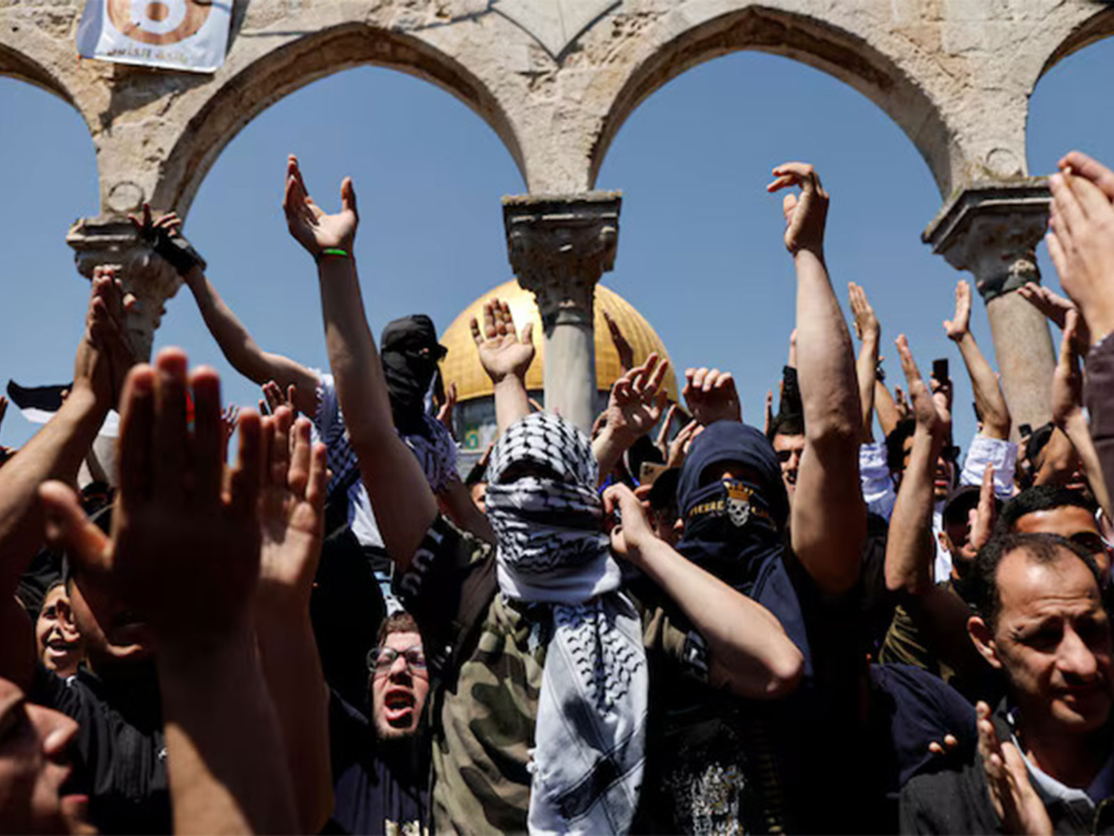 Palestinians shout slogans at Al-Aqsa Mosque compound after clashes with Israeli security forces in Jerusalem's Old City (Photo/Reuters)