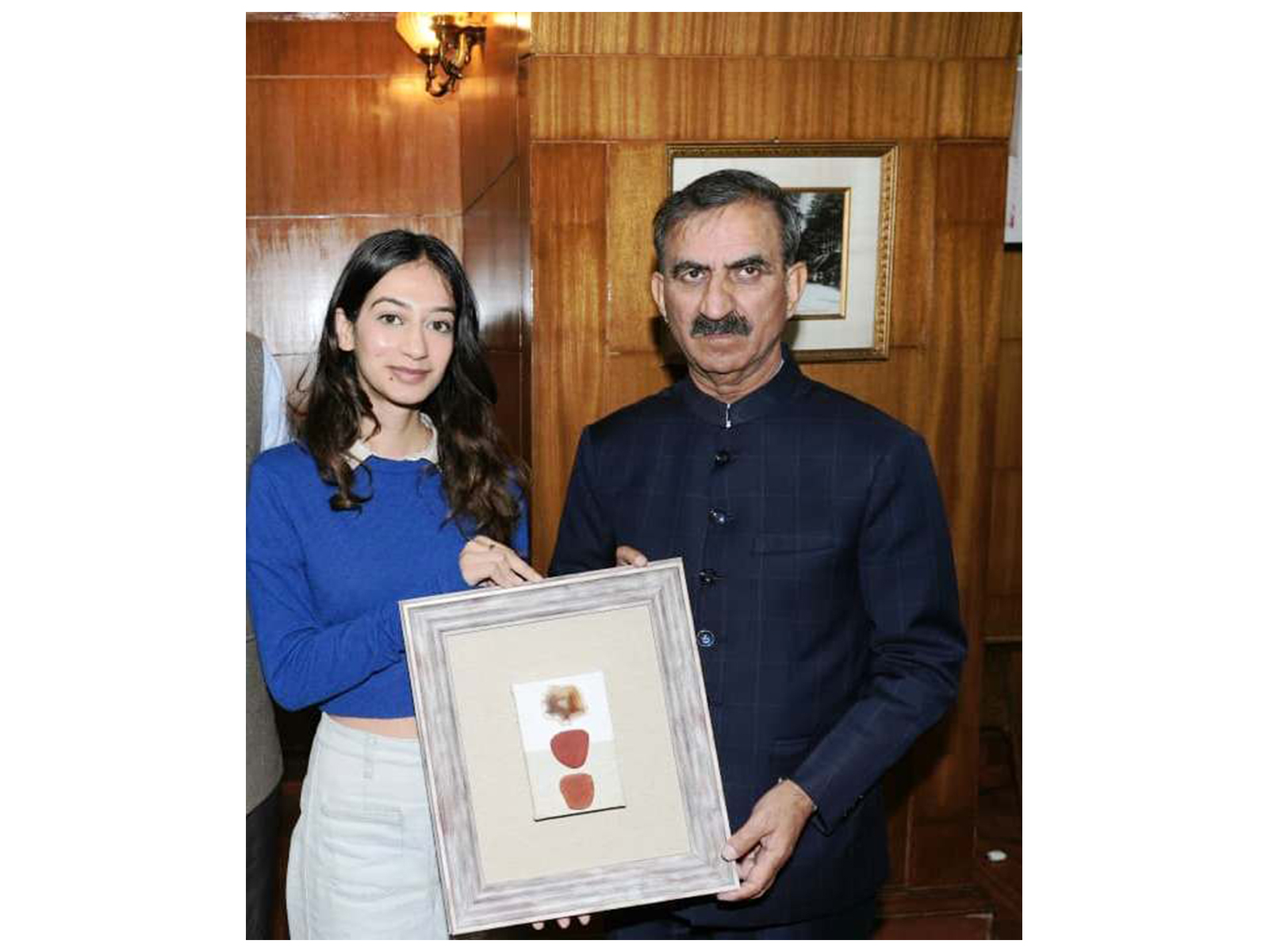 Akshita Sharma presenting artwork to Himachal CM (Photo/CMO)