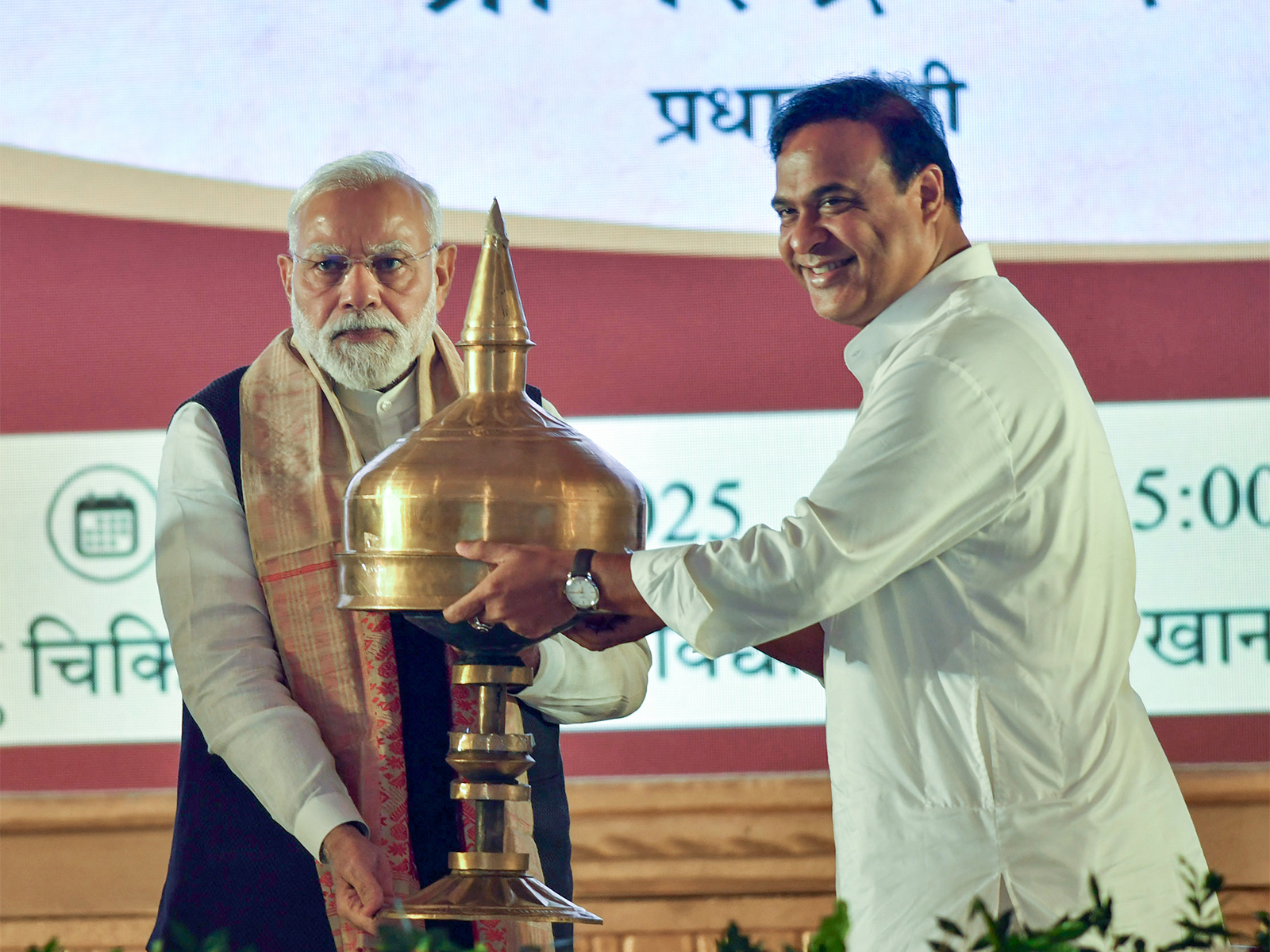 Prime Minister Narendra Modi and Assam CM Himanta Biswa Sarma (Photo/ANI)
