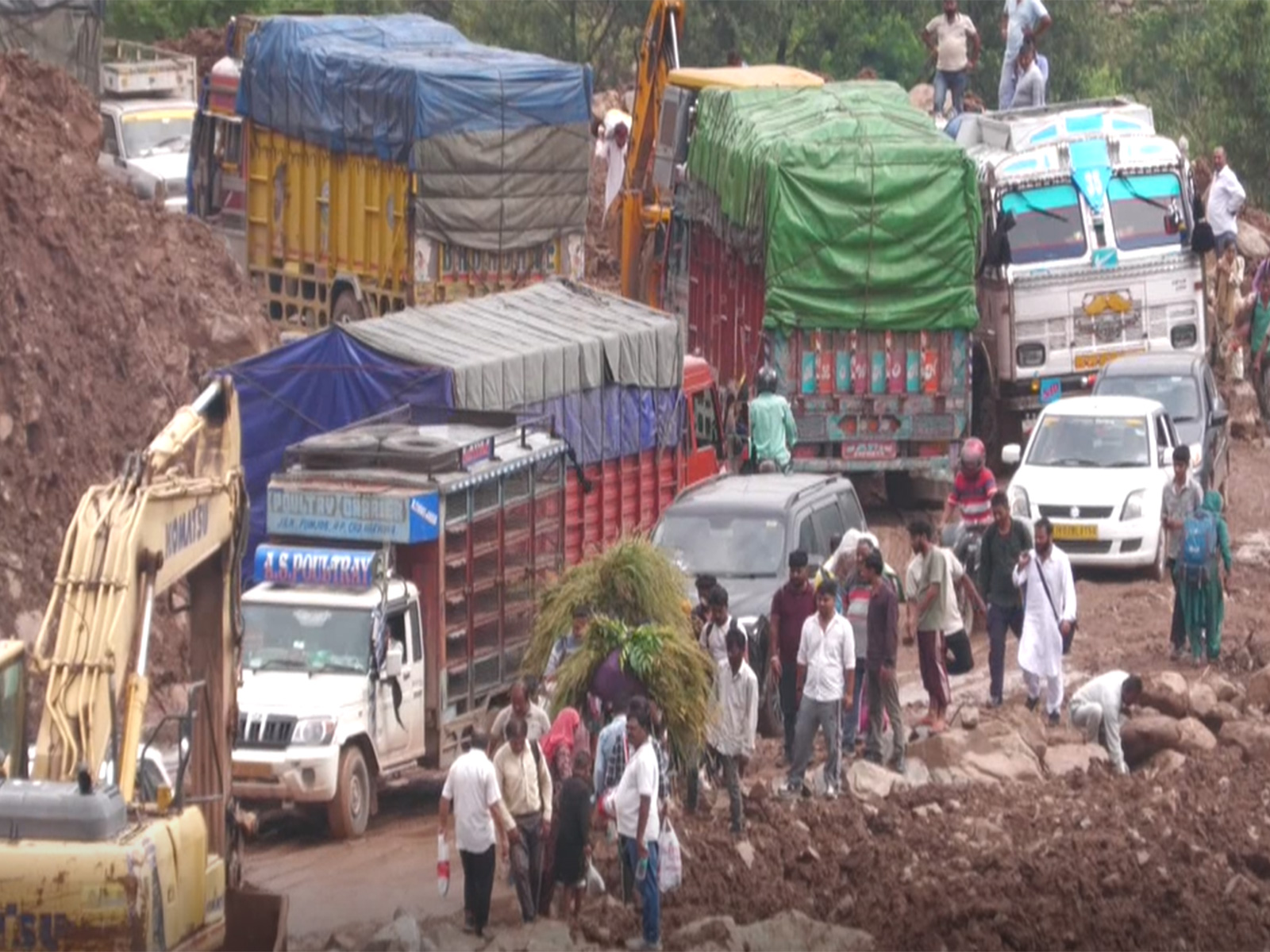 Traffic snarls on NH-44 as single-lane movement continues at Thard. (Photo/ANI)