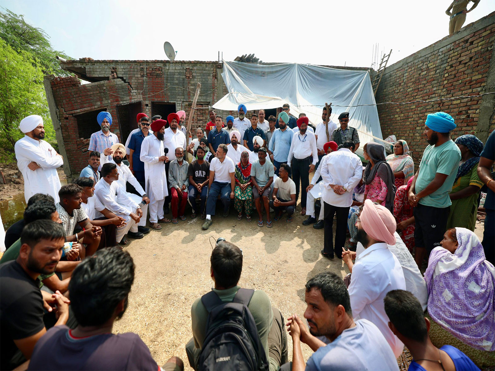 Rahul Gandhi's met with the villagers in Punjab (Photo/X/@RahulGandhi)