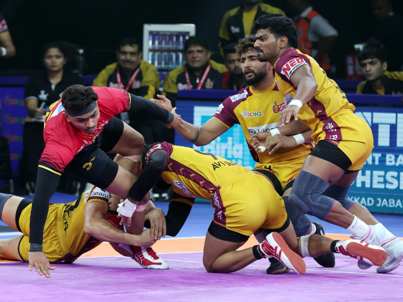 Palyers in action during PKL. (Photo/PKL)