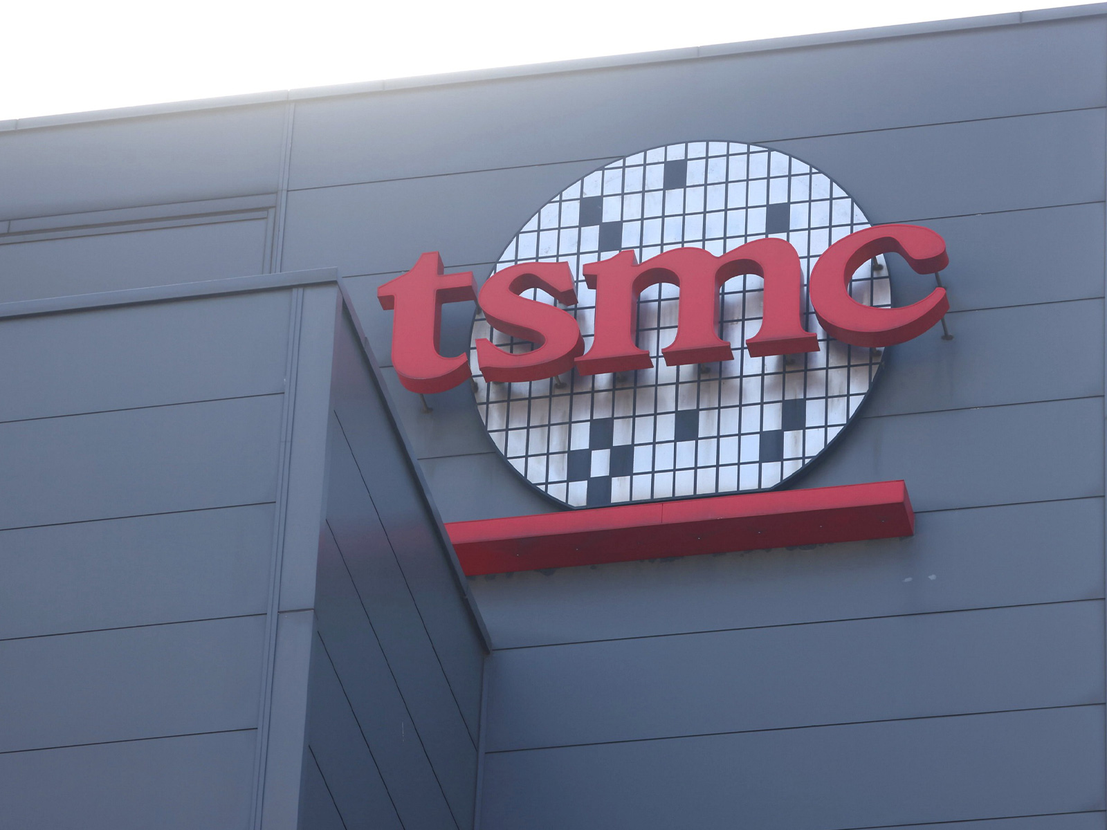 Logo of Taiwan Semiconductor Manufacturing Co (TSMC) is pictured at its headquarters, in Hsinchu, Taiwan (Photo/Reuters)