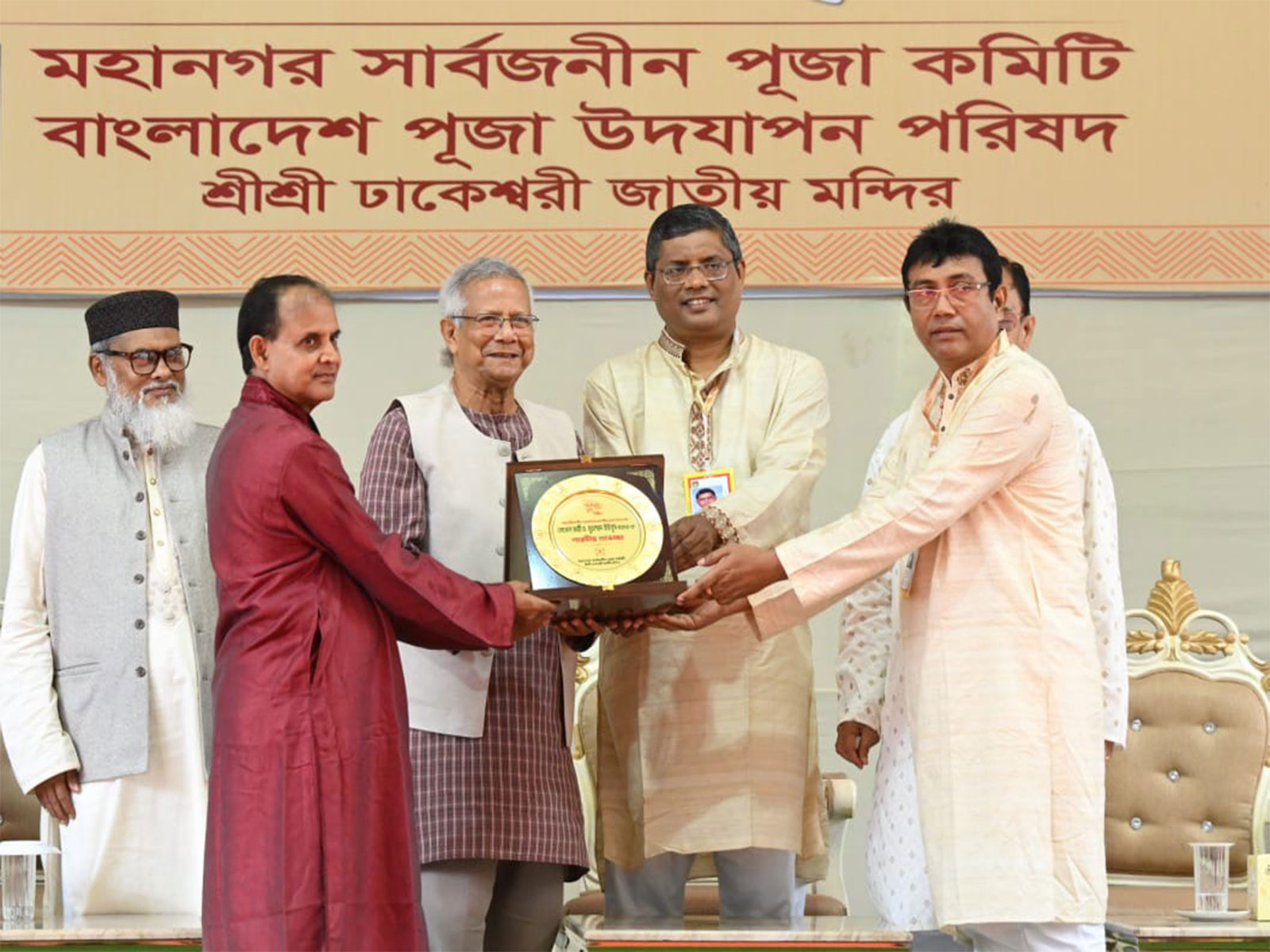 Bangladesh Chief Adviser visits Dhakeshwari National Temple (Photo/Bangladesh Chief Adviser's Press Wing)
