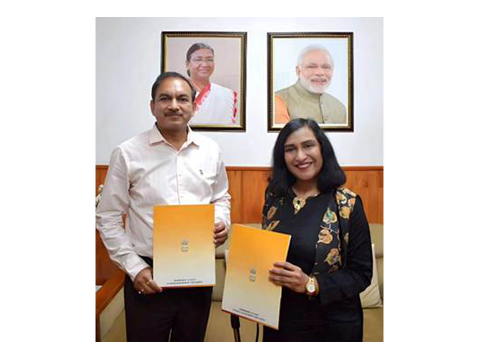 Signing of MoU by Manisha Bansal Badal, General Manager (Citizen Centric Services & RB), Department of Posts and Deepak Garg, Principal General Manager (Sales and Marketing-Consumer Mobility), BSNL at New Delhi (Photo: PIB)